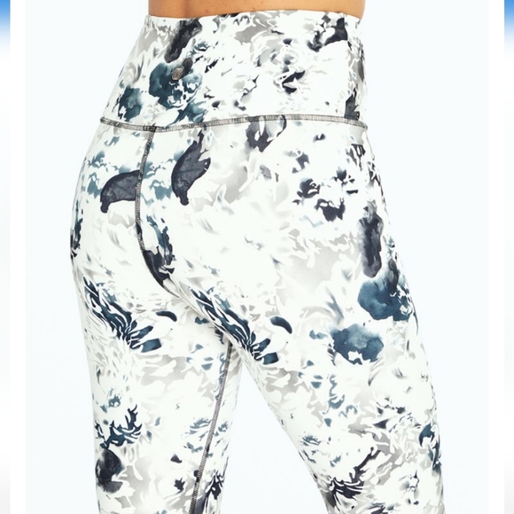 🌷BALANCE COLLECTION - 25' White Whispy Floral Compression 7/8 Legging - Size XL - Picture 2 of 5